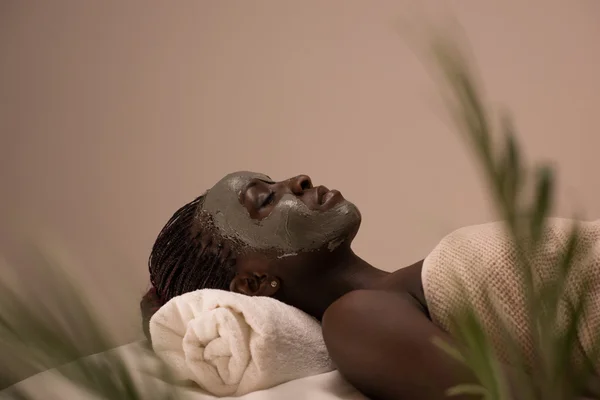 Africano mulher recebendo spa — Fotografia de Stock