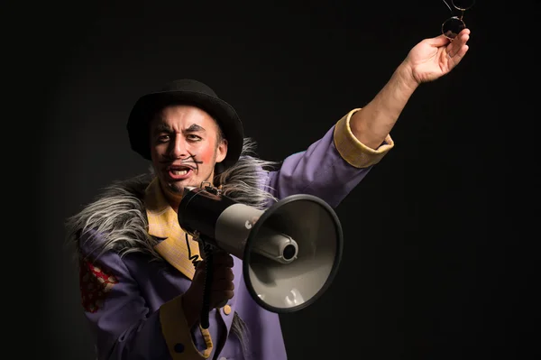 Clown shouting at   megaphone — Stock Photo, Image