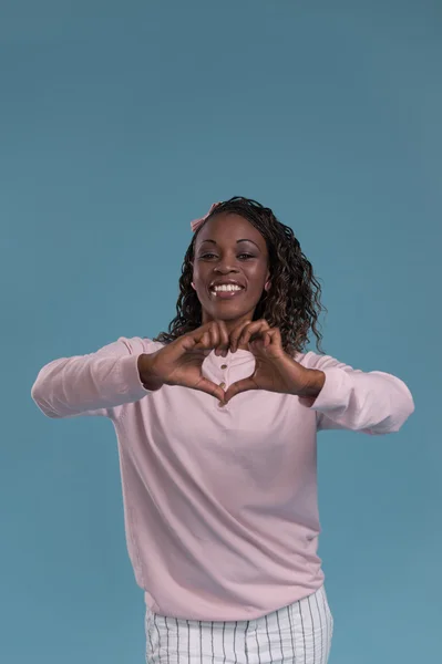 Mujer africana mostrando corazón —  Fotos de Stock