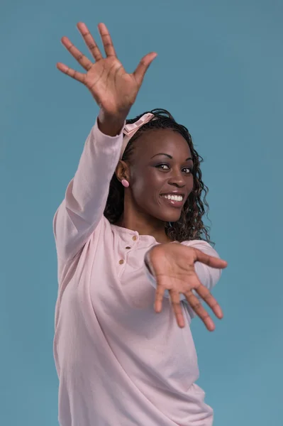 Mujer africana lista para el abrazo — Foto de Stock