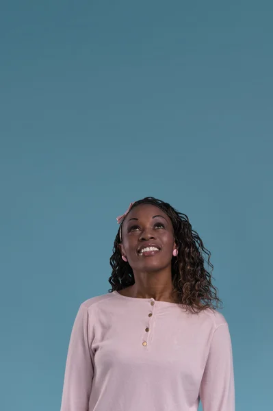 Mujer africana joven mirando hacia arriba —  Fotos de Stock