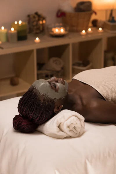 Donna africana nel salone spa — Foto Stock