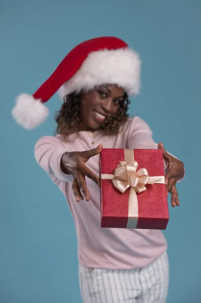 Mujer compartiendo regalo de Navidad — Foto de Stock