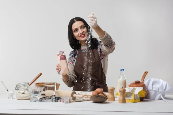 Kvinnan förbereda cookies eller paj — Stockfoto