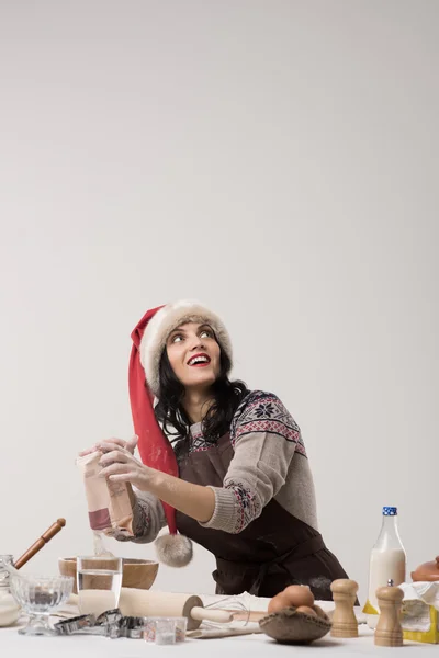 Femme préparant des biscuits de Noël — Photo