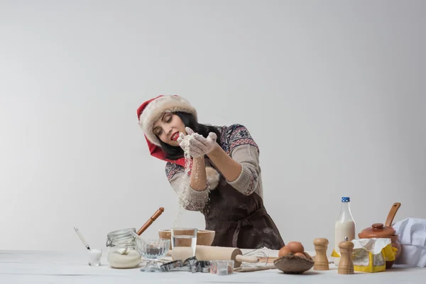 Frau bereitet Weihnachtsplätzchen zu — Stockfoto