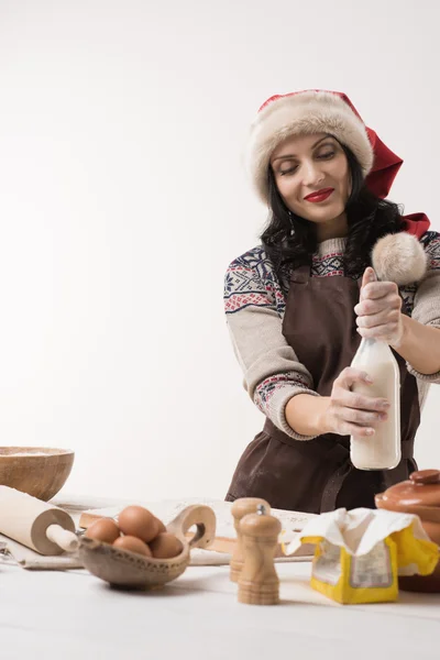 Frau bereitet Weihnachtsplätzchen zu — Stockfoto