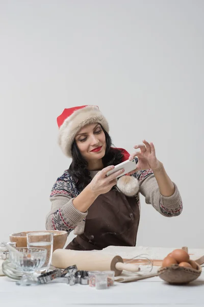 Frau bereitet Weihnachtsplätzchen zu — Stockfoto