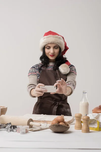 Frau bereitet Weihnachtsplätzchen zu — Stockfoto