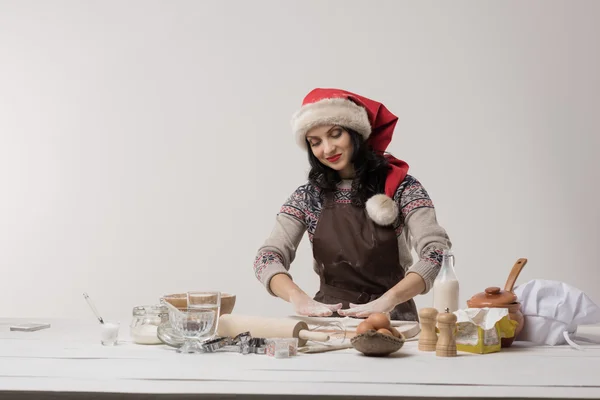 Mujer preparando galletas de Navidad — Foto de Stock