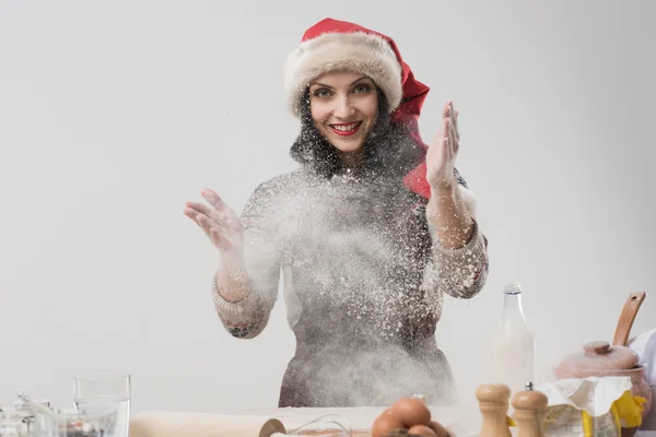 Mujer preparando galletas de Navidad — Foto de Stock