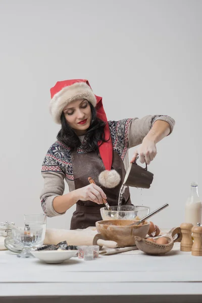 Frau bereitet Weihnachtsplätzchen zu — Stockfoto