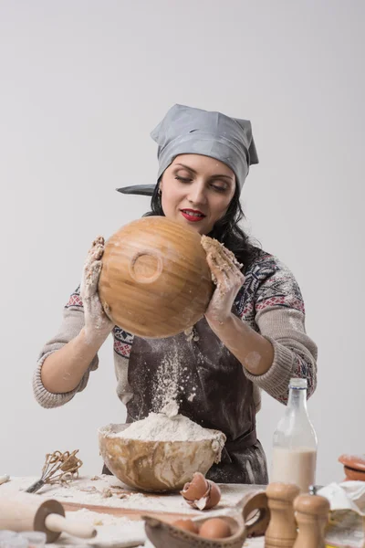 Frau bereitet Plätzchen zu — Stockfoto