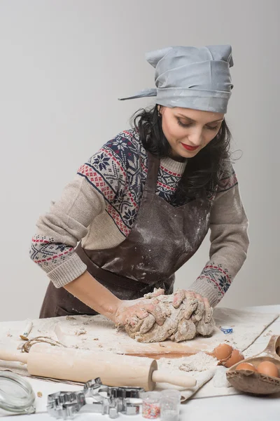 Donna che prepara biscotti — Foto Stock