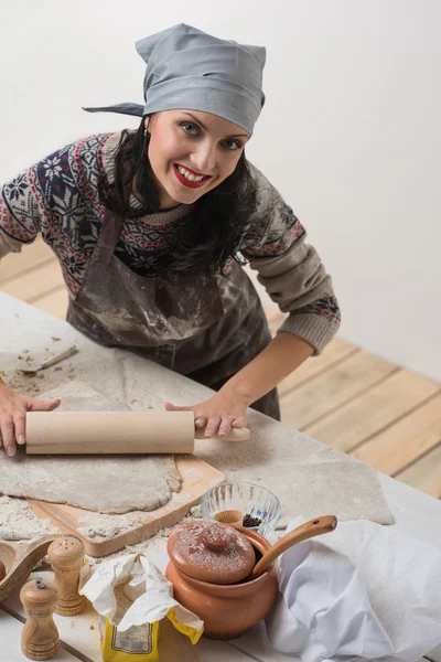Женщина готовит печенье — стоковое фото