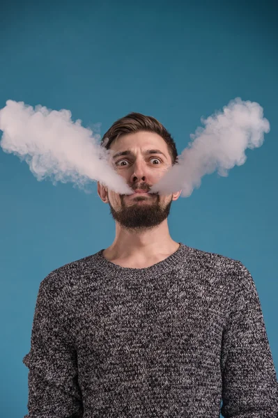 Hombre expresivo vapeando — Foto de Stock