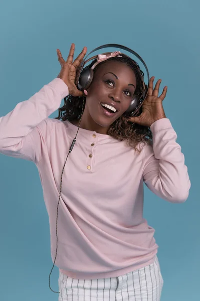 Afrikaanse vrouw luisteren muziek — Stockfoto