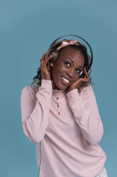 Słuchania muzyki Afrykańskiej kobiety — Zdjęcie stockowe