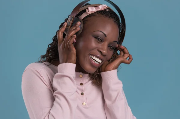 ผู้หญิงแอฟริกันฟังเพลง — ภาพถ่ายสต็อก