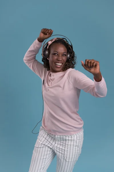 Mujer africana escuchando música — Foto de Stock