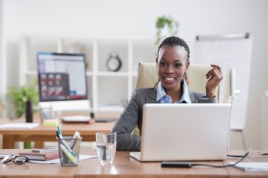 Afrika işkadını laptop ile çalışma