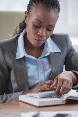 İş kadını çalışma alanı planlama