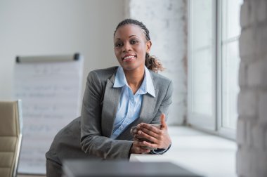 İş kadını kahve içiyor.