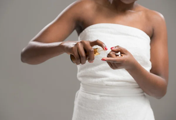 Mujer africana aplicando crema — Foto de Stock