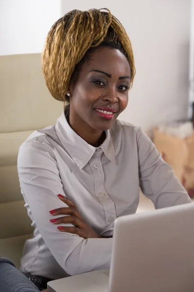 Mujer de negocios africana —  Fotos de Stock