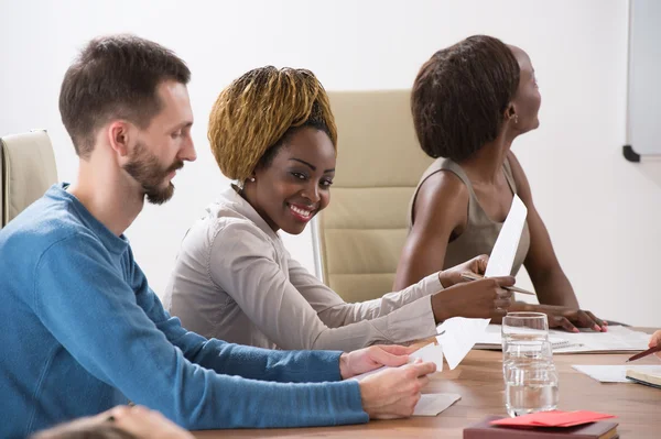 Riunione di lavoro in ufficio — Foto Stock