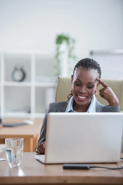 Afrikanische Geschäftsfrau arbeitet — Stockfoto