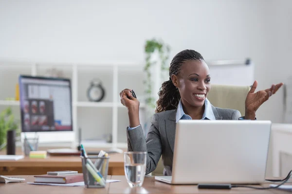 Femme d'affaires au bureau — Photo