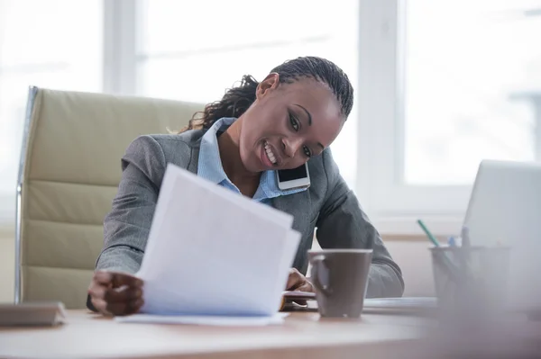 Afrikaanse zakenvrouw werken — Stockfoto