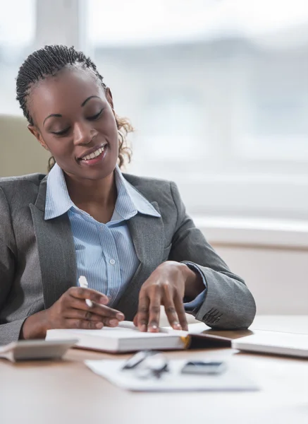 Planification du lieu de travail des femmes d'affaires — Photo