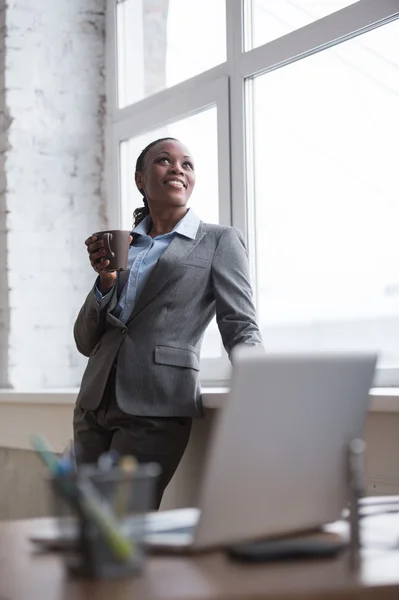 Zakelijke vrouw die koffie drinkt — Stockfoto