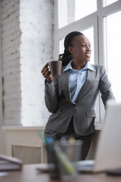 Femme d'affaires boire du café — Photo