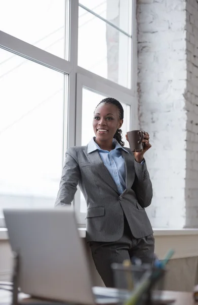 Mujer de negocios bebiendo café —  Fotos de Stock