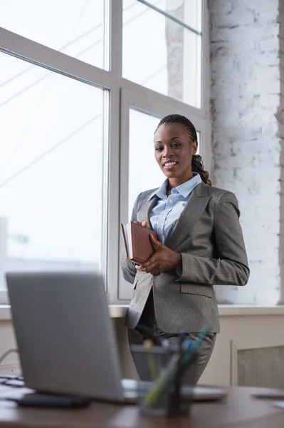 Femme d'affaires planification de sa journée — Photo