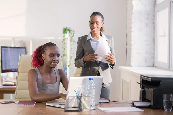 Femmes d'affaires en fonction — Photo