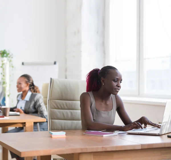 Zakelijke vrouwen in functie — Stockfoto