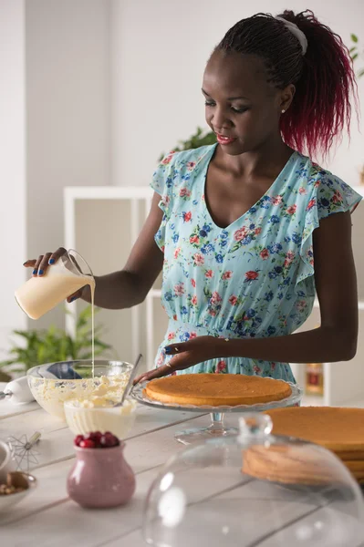 Vrouw kookt thuis — Stockfoto