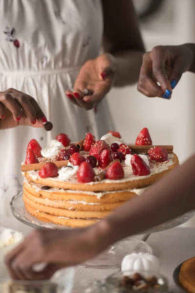 Ženy na vaření dortu — Stock fotografie