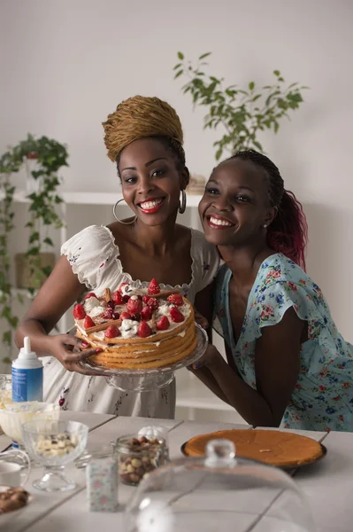Donne che cucinano torta — Foto Stock