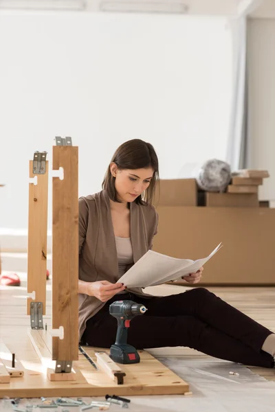 Frau baut Möbel zusammen — Stockfoto