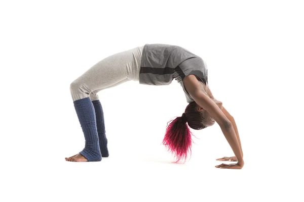 Mujer haciendo yoga en interiores — Foto de Stock