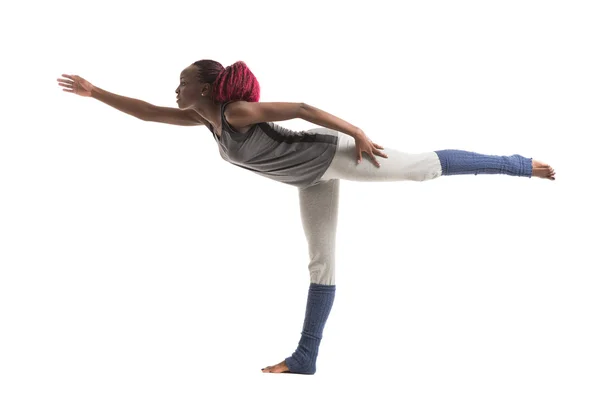 Mujer balanceando mientras haciendo yoga — Foto de Stock