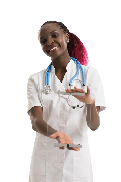 Ärztin hält futuristischen Tablet-Computer in der Hand — Stockfoto