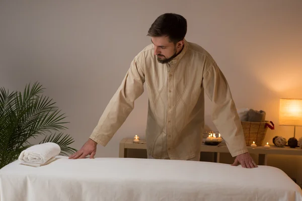 Masażysta w spa i salon piękności — Zdjęcie stockowe