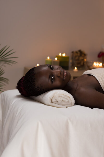 Африканская красавица получает спа
