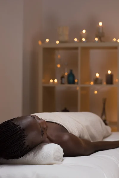 Afrikansk skönhet kvinna att få spa — Stockfoto